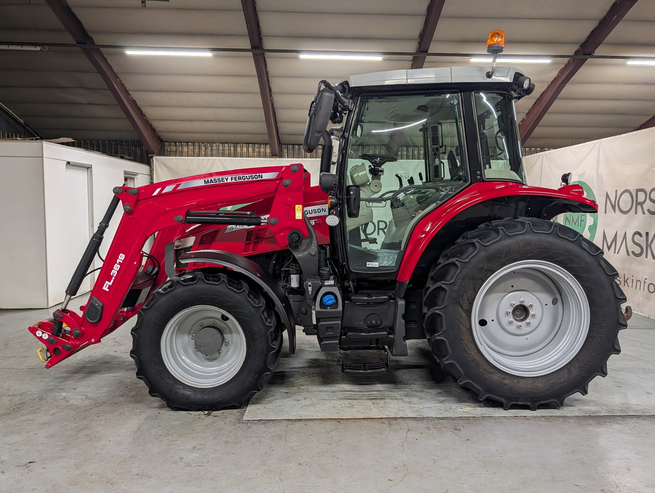 Massey Ferguson 5712S - Traktor: slika Massey Ferguson 5712S - Traktor Massey Ferguson 5712S - Traktor: slika Massey Ferguson 5712S - Traktor