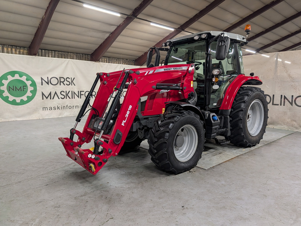 Massey Ferguson 5712S - Traktor: slika Massey Ferguson 5712S - Traktor Massey Ferguson 5712S - Traktor: slika Massey Ferguson 5712S - Traktor