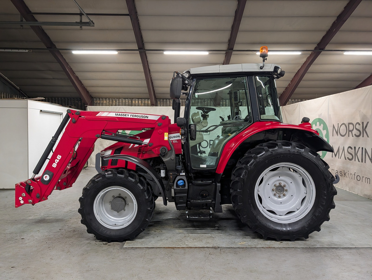 Massey Ferguson 5712SL - Traktor: slika Massey Ferguson 5712SL - Traktor Massey Ferguson 5712SL - Traktor: slika Massey Ferguson 5712SL - Traktor