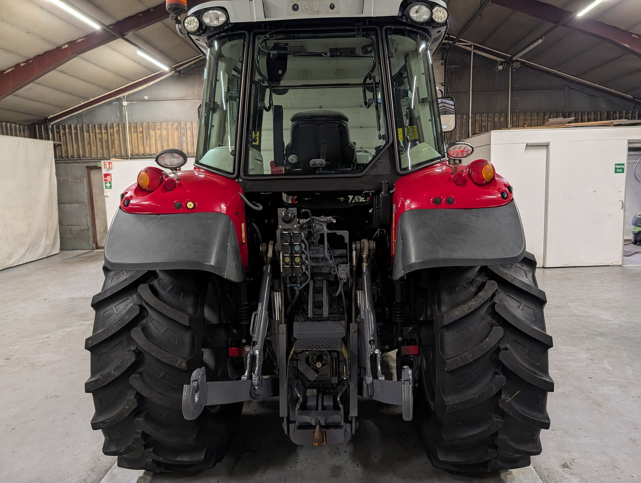Massey Ferguson 5712SL - Traktor: slika Massey Ferguson 5712SL - Traktor Massey Ferguson 5712SL - Traktor: slika Massey Ferguson 5712SL - Traktor