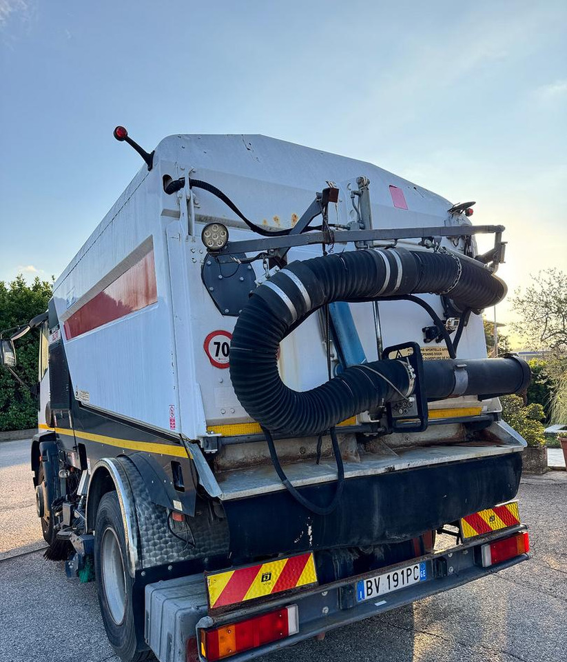 Iveco EuroCargo 150E18 spazzatrice - Cestovna čistilica: slika Iveco EuroCargo 150E18 spazzatrice - Cestovna čistilica Iveco EuroCargo 150E18 spazzatrice - Cestovna čistilica: slika Iveco EuroCargo 150E18 spazzatrice - Cestovna čistilica