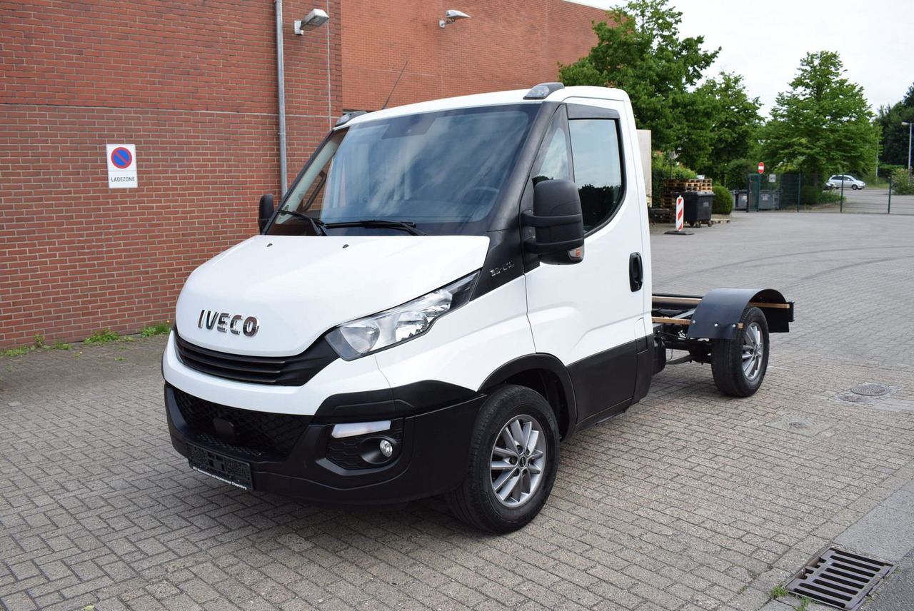 Iveco Daily 35 S21 3,0 Automatik Luftfederung Tempomat - Kamion-šasija: slika Iveco Daily 35 S21 3,0 Automatik Luftfederung Tempomat - Kamion-šasija Iveco Daily 35 S21 3,0 Automatik Luftfederung Tempomat - Kamion-šasija: slika Iveco Daily 35 S21 3,0 Automatik Luftfederung Tempomat - Kamion-šasija