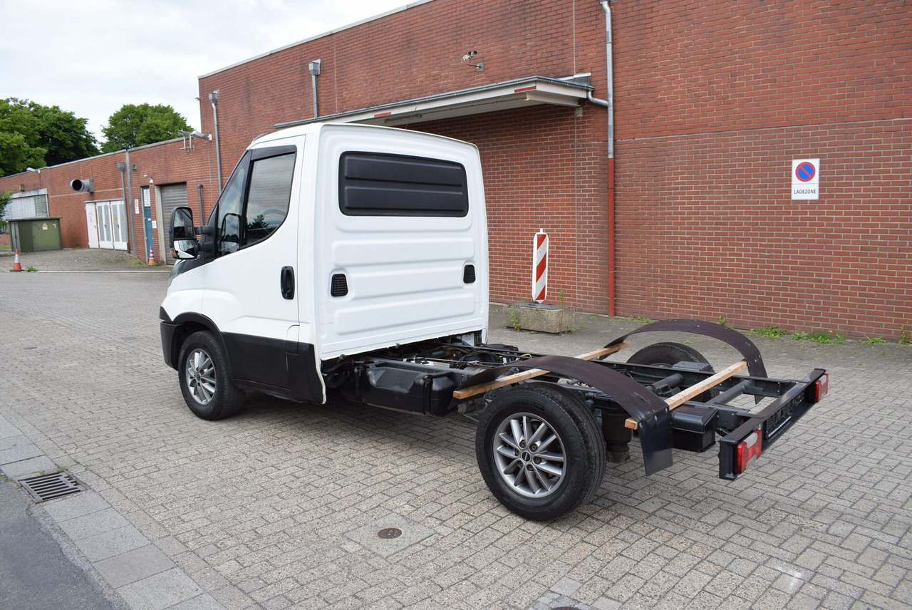 Iveco Daily 35 S21 3,0 Automatik Luftfederung Tempomat - Kamion-šasija: slika Iveco Daily 35 S21 3,0 Automatik Luftfederung Tempomat - Kamion-šasija Iveco Daily 35 S21 3,0 Automatik Luftfederung Tempomat - Kamion-šasija: slika Iveco Daily 35 S21 3,0 Automatik Luftfederung Tempomat - Kamion-šasija
