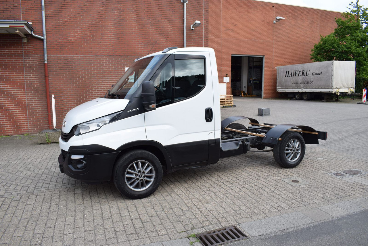 Iveco Daily 35 S21 3,0 Automatik Luftfederung Tempomat - Kamion-šasija: slika Iveco Daily 35 S21 3,0 Automatik Luftfederung Tempomat - Kamion-šasija Iveco Daily 35 S21 3,0 Automatik Luftfederung Tempomat - Kamion-šasija: slika Iveco Daily 35 S21 3,0 Automatik Luftfederung Tempomat - Kamion-šasija