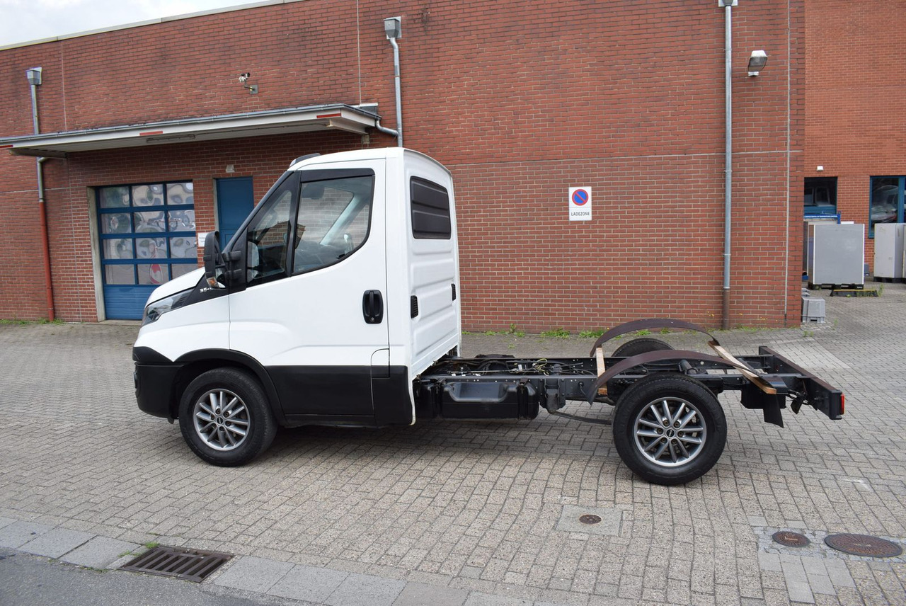 Iveco Daily 35 S21 3,0 Automatik Luftfederung Tempomat - Kamion-šasija: slika Iveco Daily 35 S21 3,0 Automatik Luftfederung Tempomat - Kamion-šasija Iveco Daily 35 S21 3,0 Automatik Luftfederung Tempomat - Kamion-šasija: slika Iveco Daily 35 S21 3,0 Automatik Luftfederung Tempomat - Kamion-šasija