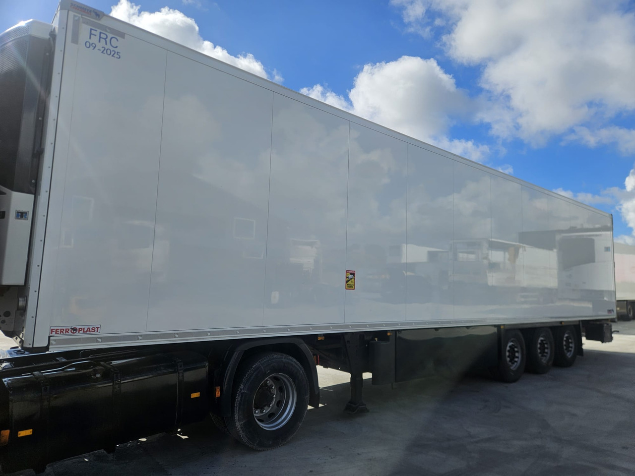 SCHMITZ CARGOBULL SKO 24/L - FP 60 ThermoKing SLXi300 - Poluprikolica hladnjača: slika SCHMITZ CARGOBULL SKO 24/L - FP 60 ThermoKing SLXi300 - Poluprikolica hladnjača SCHMITZ CARGOBULL SKO 24/L - FP 60 ThermoKing SLXi300 - Poluprikolica hladnjača: slika SCHMITZ CARGOBULL SKO 24/L - FP 60 ThermoKing SLXi300 - Poluprikolica hladnjača