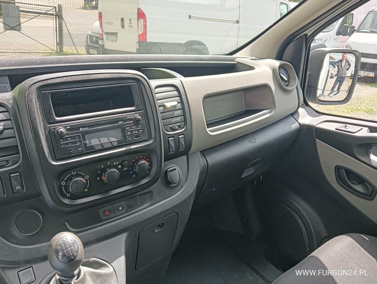 Dostavno vozilo s ravnom platformom RENAULT TRAFIC SKRZYNIA PAKA Z NAJAZDAMI I PÓŁKAMI NR 689: slika Dostavno vozilo s ravnom platformom RENAULT TRAFIC SKRZYNIA PAKA Z NAJAZDAMI I PÓŁKAMI NR 689 Dostavno vozilo s ravnom platformom RENAULT TRAFIC SKRZYNIA PAKA Z NAJAZDAMI I PÓŁKAMI NR 689: slika Dostavno vozilo s ravnom platformom RENAULT TRAFIC SKRZYNIA PAKA Z NAJAZDAMI I PÓŁKAMI NR 689