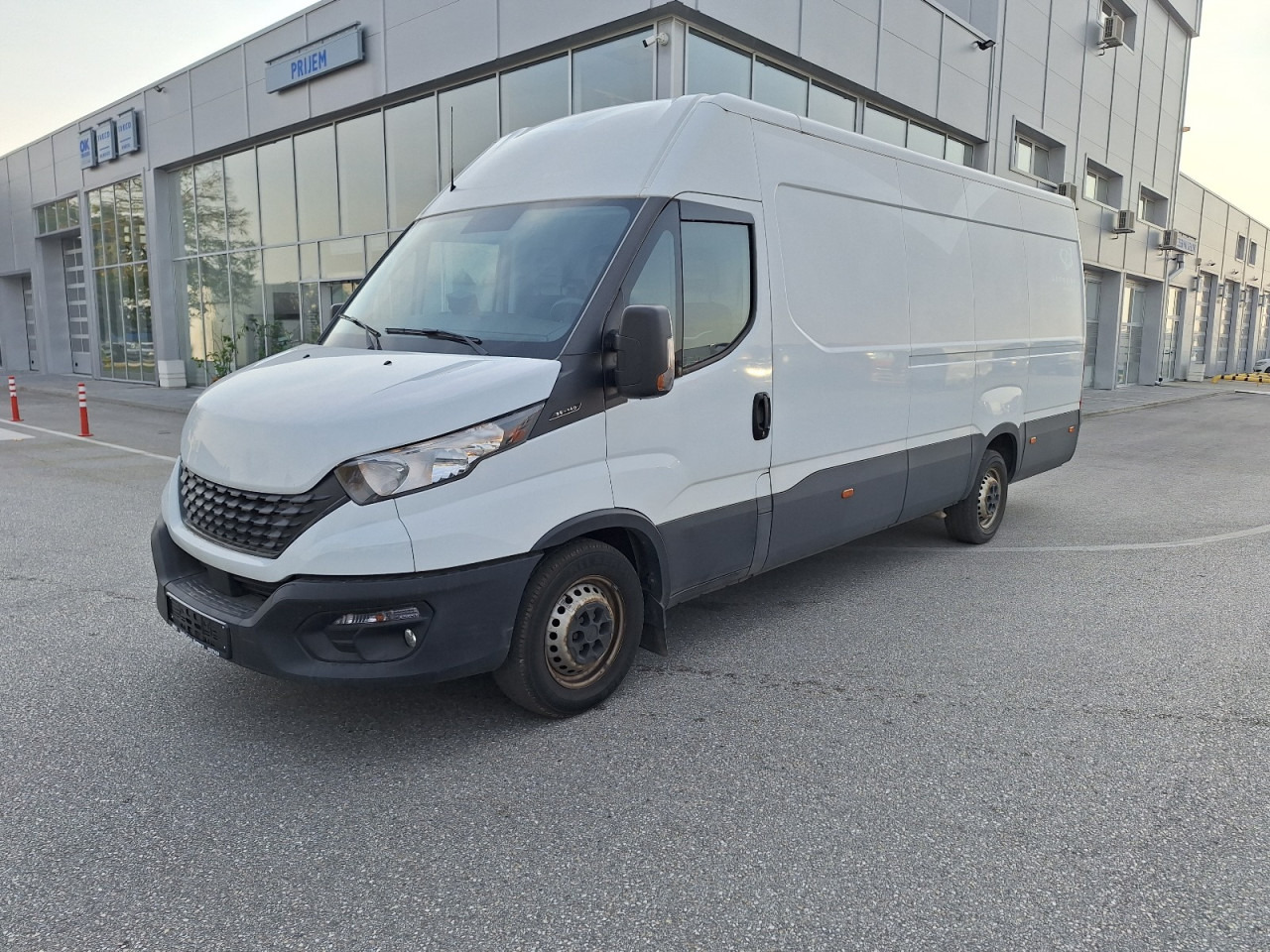 IVECO Daily 35S14 16m3 - Furgon: slika IVECO Daily 35S14 16m3 - Furgon IVECO Daily 35S14 16m3 - Furgon: slika IVECO Daily 35S14 16m3 - Furgon