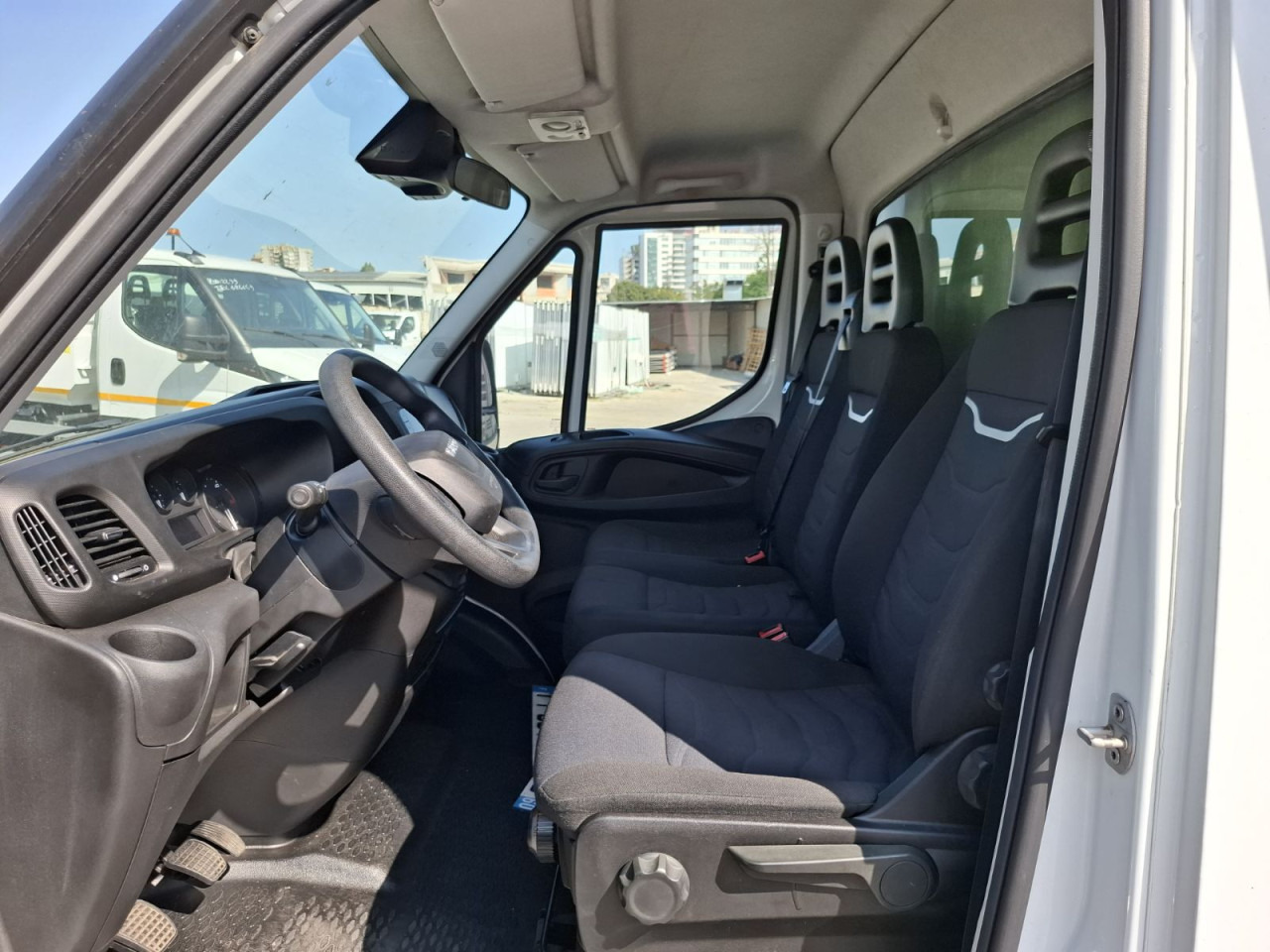 IVECO Daily 35C16H3.0 box/lift - Dostavno vozilo sa zatvorenim sandukom: slika IVECO Daily 35C16H3.0 box/lift - Dostavno vozilo sa zatvorenim sandukom IVECO Daily 35C16H3.0 box/lift - Dostavno vozilo sa zatvorenim sandukom: slika IVECO Daily 35C16H3.0 box/lift - Dostavno vozilo sa zatvorenim sandukom