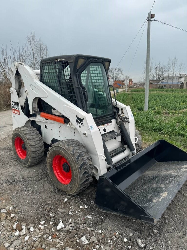 Bobcat S 300 - Mini utovarivač: slika Bobcat S 300 - Mini utovarivač Bobcat S 300 - Mini utovarivač: slika Bobcat S 300 - Mini utovarivač