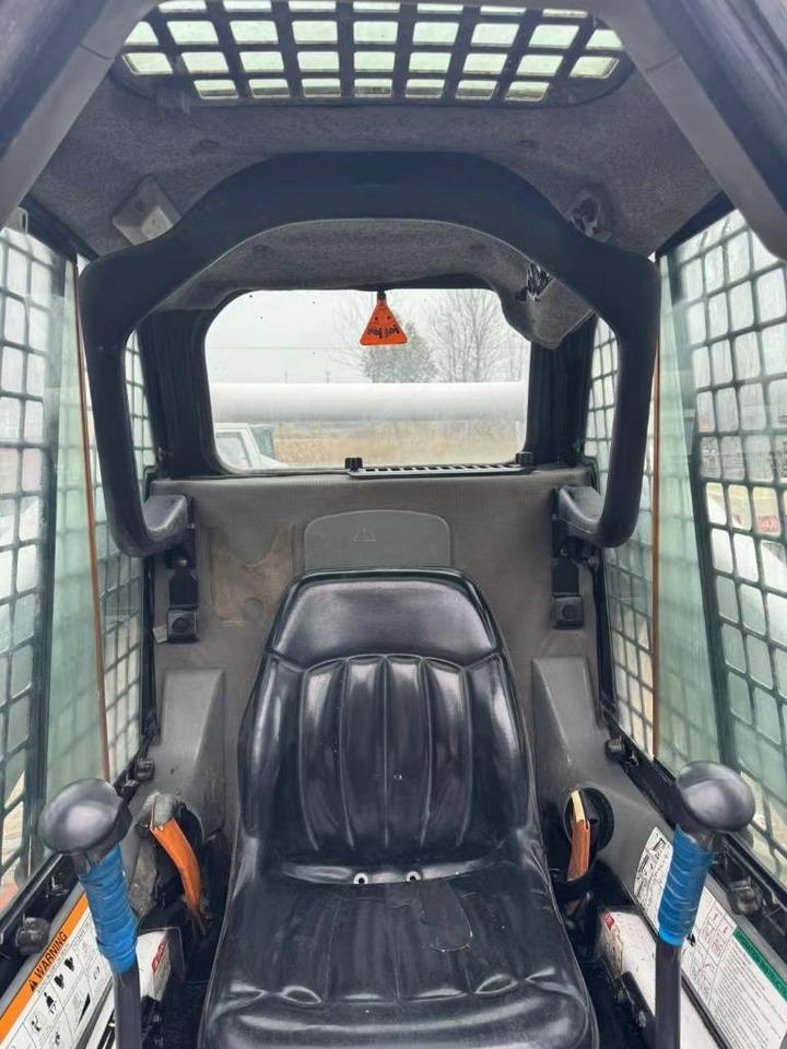 Bobcat S 300 - Mini utovarivač: slika Bobcat S 300 - Mini utovarivač Bobcat S 300 - Mini utovarivač: slika Bobcat S 300 - Mini utovarivač