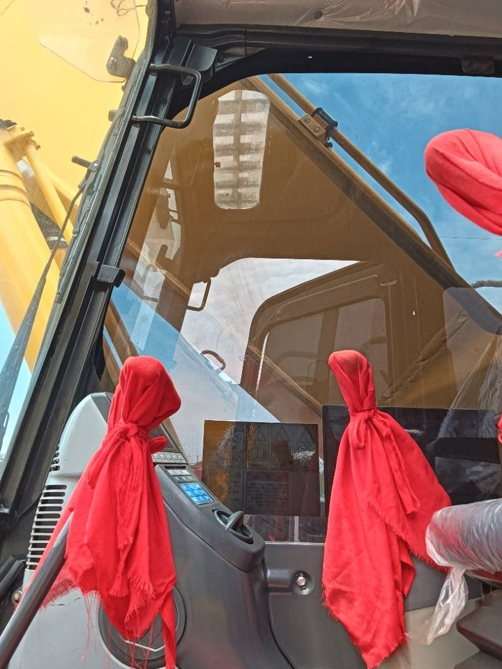 Komatsu PC 210 - Bager gusjeničar: slika Komatsu PC 210 - Bager gusjeničar Komatsu PC 210 - Bager gusjeničar: slika Komatsu PC 210 - Bager gusjeničar