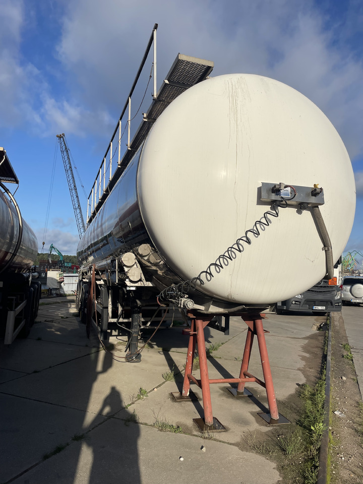 Klaeser TSA 55 C - Poluprikolica cisterna: slika Klaeser TSA 55 C - Poluprikolica cisterna Klaeser TSA 55 C - Poluprikolica cisterna: slika Klaeser TSA 55 C - Poluprikolica cisterna