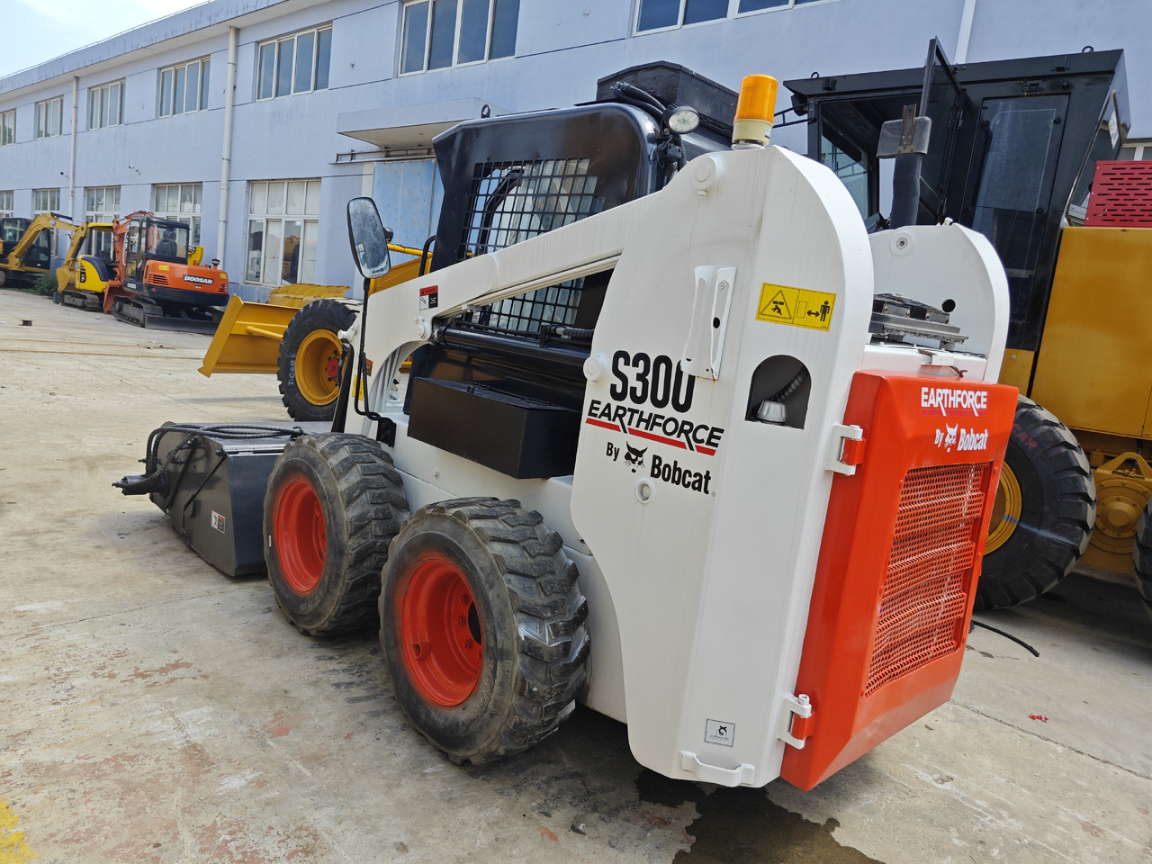 Bobcat S300 - Mini utovarivač: slika bobcat S300 - Mini utovarivač Bobcat S300 - Mini utovarivač: slika bobcat S300 - Mini utovarivač