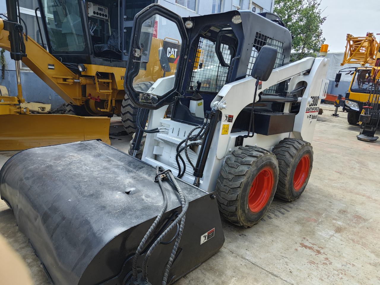Bobcat S300 - Mini utovarivač: slika bobcat S300 - Mini utovarivač Bobcat S300 - Mini utovarivač: slika bobcat S300 - Mini utovarivač
