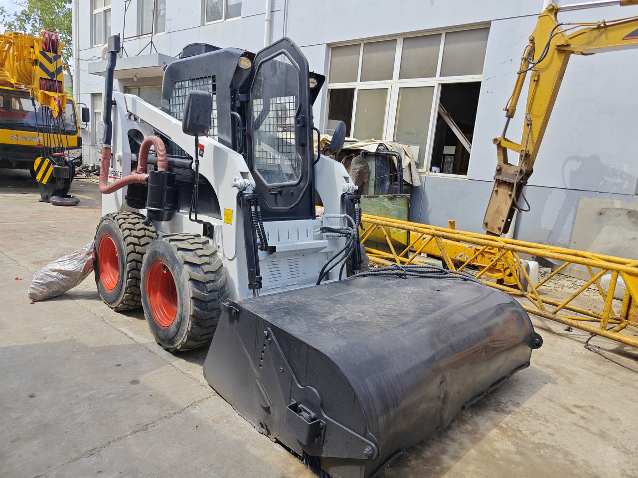 Bobcat S300 - Mini utovarivač: slika bobcat S300 - Mini utovarivač Bobcat S300 - Mini utovarivač: slika bobcat S300 - Mini utovarivač