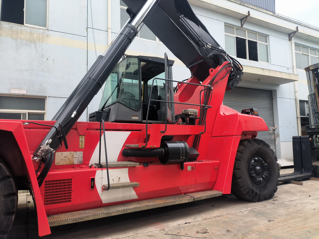 Kalmar DRF450 Used Reach stacker/Container forklift - Dohvatni viličar: slika kalmar DRF450 Used Reach stacker/Container forklift - Dohvatni viličar Kalmar DRF450 Used Reach stacker/Container forklift - Dohvatni viličar: slika kalmar DRF450 Used Reach stacker/Container forklift - Dohvatni viličar
