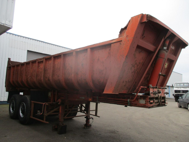 Fruehauf D33C , 2 axle , Steel tipper trailer , Drum Brakes , Spring suspension - Kiper poluprikolica: slika Fruehauf D33C , 2 axle , Steel tipper trailer , Drum Brakes , Spring suspension - Kiper poluprikolica Fruehauf D33C , 2 axle , Steel tipper trailer , Drum Brakes , Spring suspension - Kiper poluprikolica: slika Fruehauf D33C , 2 axle , Steel tipper trailer , Drum Brakes , Spring suspension - Kiper poluprikolica