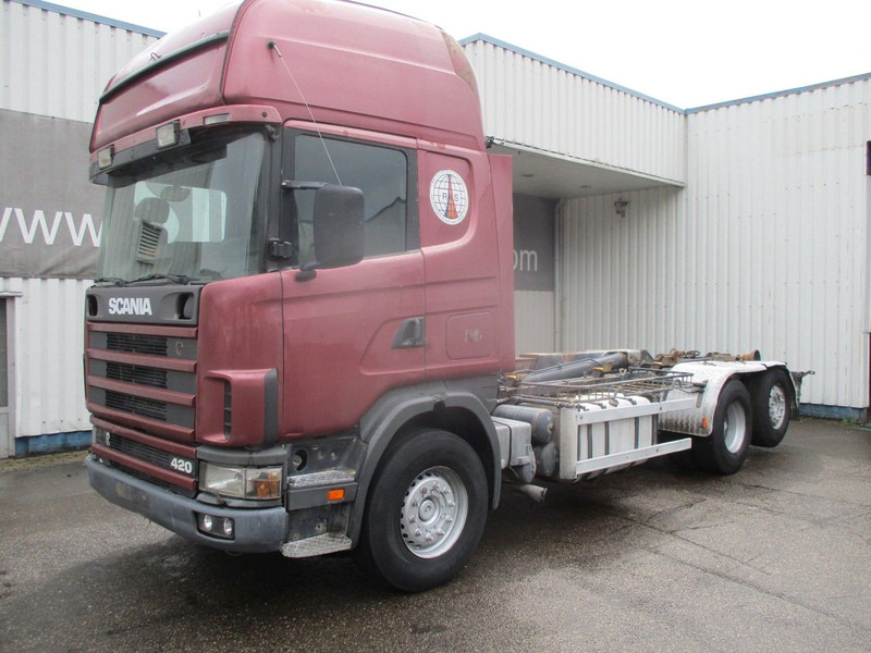 Interior photo 2: Kamion s kukastom dizalicom Scania R124-420 6x2 , Manual , Intarder , Airco , haakarm truck