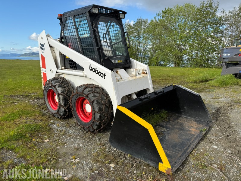1986 Bobcat 843 kompaktlaster med skuffe og gaffler - Mini utovarivač: slika 1986 Bobcat 843 kompaktlaster med skuffe og gaffler - Mini utovarivač 1986 Bobcat 843 kompaktlaster med skuffe og gaffler - Mini utovarivač: slika 1986 Bobcat 843 kompaktlaster med skuffe og gaffler - Mini utovarivač