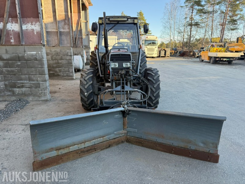 1991 Massey Ferguson 372 4x4 FRONTHYDRAULIKK/SKJÆR - Traktor: slika 1991 Massey Ferguson 372 4x4 FRONTHYDRAULIKK/SKJÆR - Traktor 1991 Massey Ferguson 372 4x4 FRONTHYDRAULIKK/SKJÆR - Traktor: slika 1991 Massey Ferguson 372 4x4 FRONTHYDRAULIKK/SKJÆR - Traktor