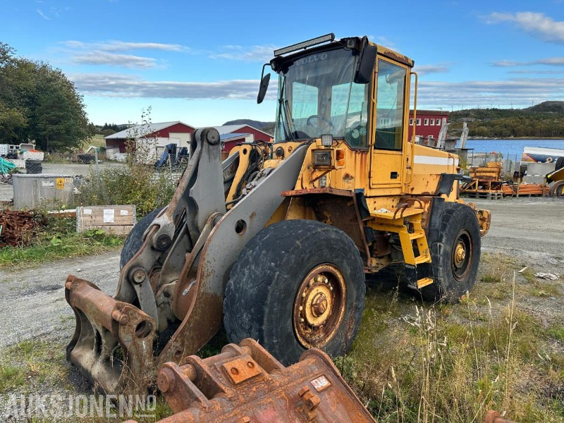 2002 Volvo L90D hjullaster – 17 tonn // Helgummihjul // Sentralsmøring - Utovarivač na kotačima: slika 2002 Volvo L90D hjullaster – 17 tonn // Helgummihjul // Sentralsmøring - Utovarivač na kotačima 2002 Volvo L90D hjullaster – 17 tonn // Helgummihjul // Sentralsmøring - Utovarivač na kotačima: slika 2002 Volvo L90D hjullaster – 17 tonn // Helgummihjul // Sentralsmøring - Utovarivač na kotačima