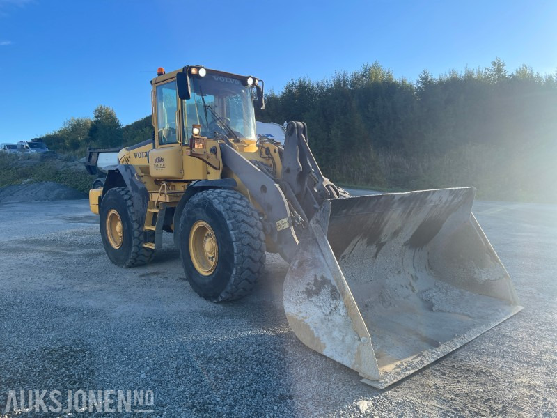 2003 Volvo L90E HJULLASTER - 3/4 FUNKSJON - NYLIG SERTIFISERT OG TATT SERVICE - Utovarivač na kotačima: slika 2003 Volvo L90E HJULLASTER - 3/4 FUNKSJON - NYLIG SERTIFISERT OG TATT SERVICE - Utovarivač na kotačima 2003 Volvo L90E HJULLASTER - 3/4 FUNKSJON - NYLIG SERTIFISERT OG TATT SERVICE - Utovarivač na kotačima: slika 2003 Volvo L90E HJULLASTER - 3/4 FUNKSJON - NYLIG SERTIFISERT OG TATT SERVICE - Utovarivač na kotačima