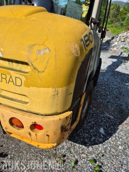 2006 KramerAllrad 180 med 2 skuffer og pallegafler - 2316 timer - 4-hjulssving - Utovarivač na kotačima: slika 2006 KramerAllrad 180 med 2 skuffer og pallegafler - 2316 timer - 4-hjulssving - Utovarivač na kotačima 2006 KramerAllrad 180 med 2 skuffer og pallegafler - 2316 timer - 4-hjulssving - Utovarivač na kotačima: slika 2006 KramerAllrad 180 med 2 skuffer og pallegafler - 2316 timer - 4-hjulssving - Utovarivač na kotačima