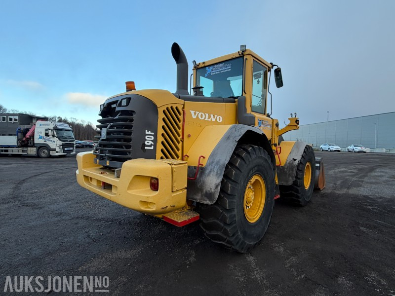 2006 Volvo L90E hjullaster - Sentralsmøring - Joystick - Tilleggshydraulikk - Utovarivač na kotačima: slika 2006 Volvo L90E hjullaster - Sentralsmøring - Joystick - Tilleggshydraulikk - Utovarivač na kotačima 2006 Volvo L90E hjullaster - Sentralsmøring - Joystick - Tilleggshydraulikk - Utovarivač na kotačima: slika 2006 Volvo L90E hjullaster - Sentralsmøring - Joystick - Tilleggshydraulikk - Utovarivač na kotačima