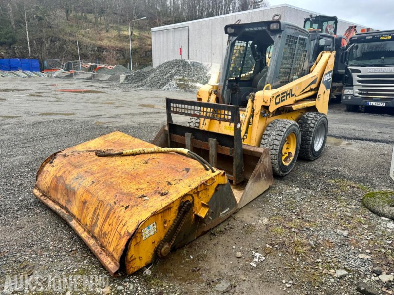 2007 Gehl 4640 Kompaktlaster - Skuffe - Gafler - Kost - Timer: 1089 - Mini utovarivač: slika 2007 Gehl 4640 Kompaktlaster - Skuffe - Gafler - Kost - Timer: 1089 - Mini utovarivač 2007 Gehl 4640 Kompaktlaster - Skuffe - Gafler - Kost - Timer: 1089 - Mini utovarivač: slika 2007 Gehl 4640 Kompaktlaster - Skuffe - Gafler - Kost - Timer: 1089 - Mini utovarivač