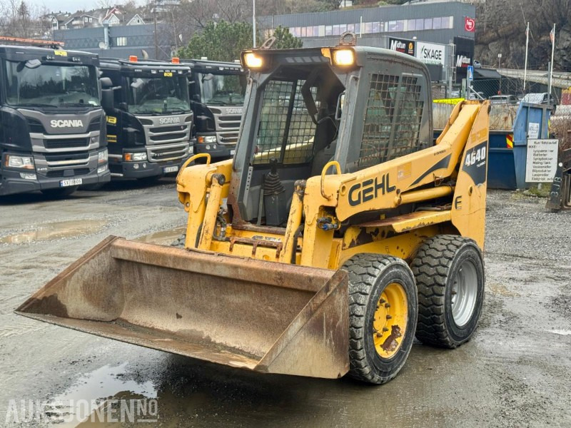 2007 Gehl 4640 Kompaktlaster - Skuffe - Gafler - Kost - Timer: 1089 - Mini utovarivač: slika 2007 Gehl 4640 Kompaktlaster - Skuffe - Gafler - Kost - Timer: 1089 - Mini utovarivač 2007 Gehl 4640 Kompaktlaster - Skuffe - Gafler - Kost - Timer: 1089 - Mini utovarivač: slika 2007 Gehl 4640 Kompaktlaster - Skuffe - Gafler - Kost - Timer: 1089 - Mini utovarivač