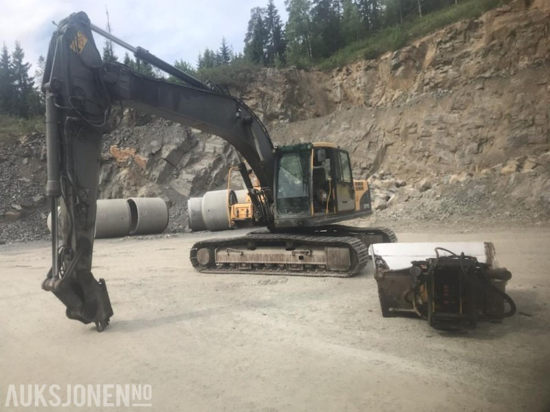 2009 Volvo EC210CL modell, Sentralsmøring, Rototil, pusse skuffe, byttet understell 1.000 timer siden, 15.500 arbeidstimer - Bager: slika 2009 Volvo EC210CL modell, Sentralsmøring, Rototil, pusse skuffe, byttet understell 1.000 timer siden, 15.500 arbeidstimer - Bager 2009 Volvo EC210CL modell, Sentralsmøring, Rototil, pusse skuffe, byttet understell 1.000 timer siden, 15.500 arbeidstimer - Bager: slika 2009 Volvo EC210CL modell, Sentralsmøring, Rototil, pusse skuffe, byttet understell 1.000 timer siden, 15.500 arbeidstimer - Bager