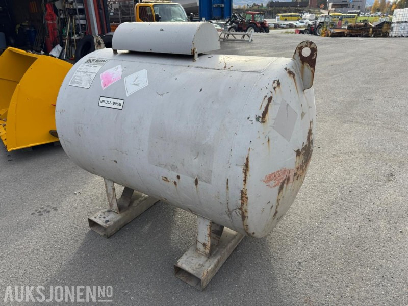 2011 Dieseltank 1000 liter med pumpe - Građevinska oprema: slika 2011 Dieseltank 1000 liter med pumpe - Građevinska oprema 2011 Dieseltank 1000 liter med pumpe - Građevinska oprema: slika 2011 Dieseltank 1000 liter med pumpe - Građevinska oprema