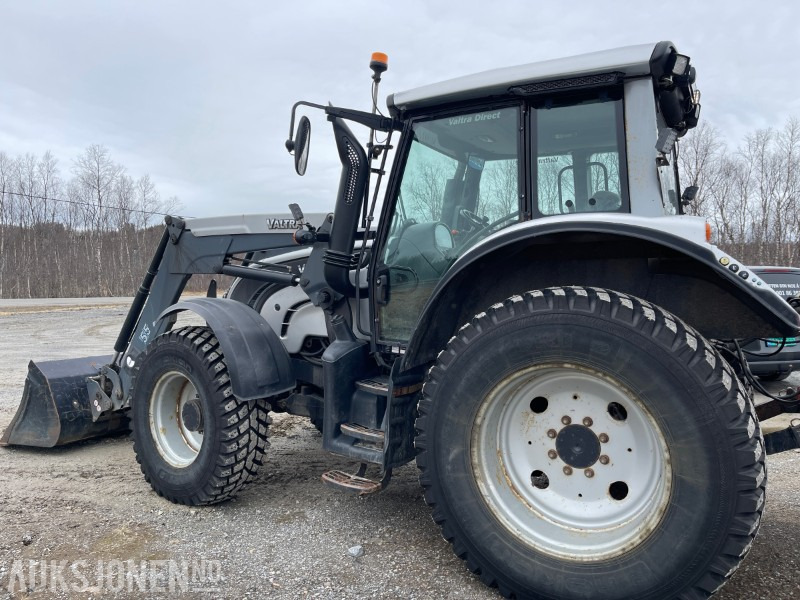 2011 Valtra N142 8670 Med laster og skuffe, Pallegaflfler, lodd, Eu godkjent til 22.01.2026 - Traktor: slika 2011 Valtra N142 8670 Med laster og skuffe, Pallegaflfler, lodd, Eu godkjent til 22.01.2026 - Traktor 2011 Valtra N142 8670 Med laster og skuffe, Pallegaflfler, lodd, Eu godkjent til 22.01.2026 - Traktor: slika 2011 Valtra N142 8670 Med laster og skuffe, Pallegaflfler, lodd, Eu godkjent til 22.01.2026 - Traktor