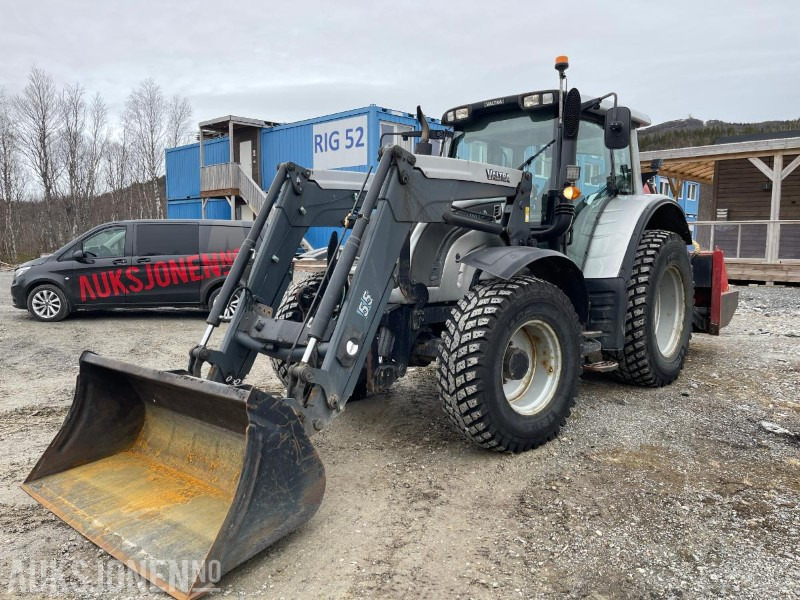 2011 Valtra N142 8670 Med laster og skuffe, Pallegaflfler, lodd, Eu godkjent til 22.01.2026 - Traktor: slika 2011 Valtra N142 8670 Med laster og skuffe, Pallegaflfler, lodd, Eu godkjent til 22.01.2026 - Traktor 2011 Valtra N142 8670 Med laster og skuffe, Pallegaflfler, lodd, Eu godkjent til 22.01.2026 - Traktor: slika 2011 Valtra N142 8670 Med laster og skuffe, Pallegaflfler, lodd, Eu godkjent til 22.01.2026 - Traktor