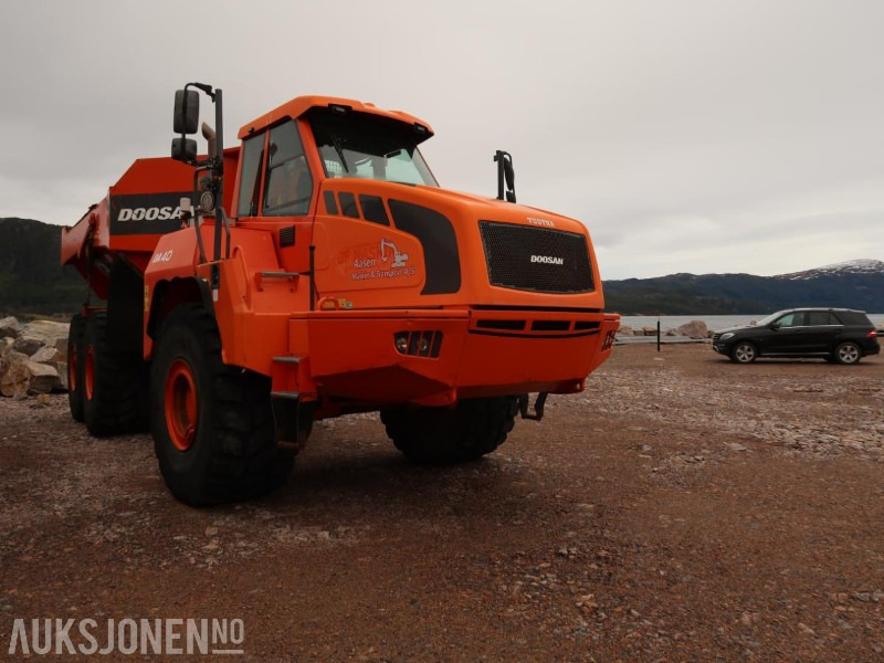 2013 Doosan DA40 Dumper - 6x6 - 24.4 m3 - Høy baklem - Varme i kasse - Sertifisert - Istovarivač: slika 2013 Doosan DA40 Dumper - 6x6 - 24.4 m3 - Høy baklem - Varme i kasse - Sertifisert - Istovarivač 2013 Doosan DA40 Dumper - 6x6 - 24.4 m3 - Høy baklem - Varme i kasse - Sertifisert - Istovarivač: slika 2013 Doosan DA40 Dumper - 6x6 - 24.4 m3 - Høy baklem - Varme i kasse - Sertifisert - Istovarivač