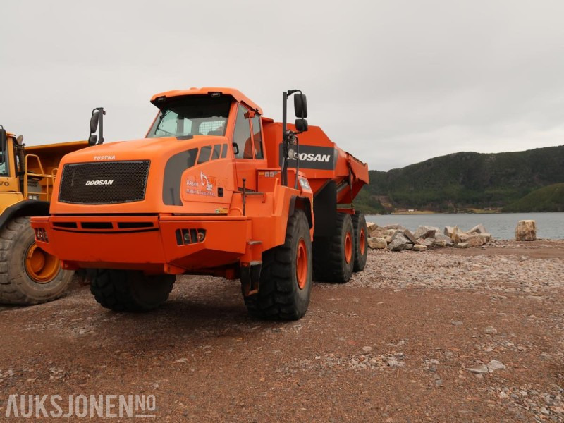 2013 Doosan DA40 Dumper - 6x6 - 24.4 m3 - Høy baklem - Varme i kasse - Sertifisert - Istovarivač: slika 2013 Doosan DA40 Dumper - 6x6 - 24.4 m3 - Høy baklem - Varme i kasse - Sertifisert - Istovarivač 2013 Doosan DA40 Dumper - 6x6 - 24.4 m3 - Høy baklem - Varme i kasse - Sertifisert - Istovarivač: slika 2013 Doosan DA40 Dumper - 6x6 - 24.4 m3 - Høy baklem - Varme i kasse - Sertifisert - Istovarivač
