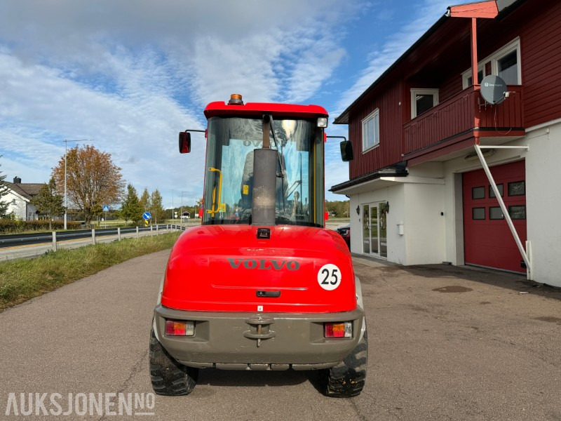 2013 Volvo L30B-Z7X Hjullaster - 6650kg - Ryggekamera - Universalskuff - Pallegafler - Utovarivač na kotačima: slika 2013 Volvo L30B-Z7X Hjullaster - 6650kg - Ryggekamera - Universalskuff - Pallegafler - Utovarivač na kotačima 2013 Volvo L30B-Z7X Hjullaster - 6650kg - Ryggekamera - Universalskuff - Pallegafler - Utovarivač na kotačima: slika 2013 Volvo L30B-Z7X Hjullaster - 6650kg - Ryggekamera - Universalskuff - Pallegafler - Utovarivač na kotačima