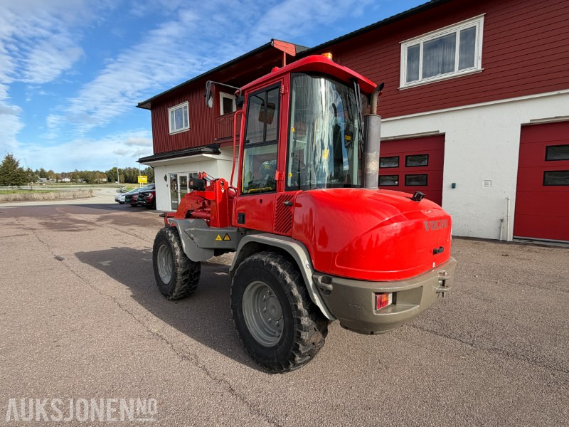 2013 Volvo L30B-Z7X Hjullaster - 6650kg - Ryggekamera - Universalskuff - Pallegafler - Utovarivač na kotačima: slika 2013 Volvo L30B-Z7X Hjullaster - 6650kg - Ryggekamera - Universalskuff - Pallegafler - Utovarivač na kotačima 2013 Volvo L30B-Z7X Hjullaster - 6650kg - Ryggekamera - Universalskuff - Pallegafler - Utovarivač na kotačima: slika 2013 Volvo L30B-Z7X Hjullaster - 6650kg - Ryggekamera - Universalskuff - Pallegafler - Utovarivač na kotačima