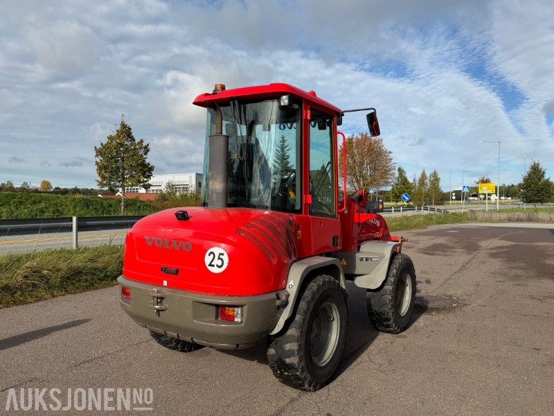 2013 Volvo L30B-Z7X Hjullaster - 6650kg - Ryggekamera - Universalskuff - Pallegafler - Utovarivač na kotačima: slika 2013 Volvo L30B-Z7X Hjullaster - 6650kg - Ryggekamera - Universalskuff - Pallegafler - Utovarivač na kotačima 2013 Volvo L30B-Z7X Hjullaster - 6650kg - Ryggekamera - Universalskuff - Pallegafler - Utovarivač na kotačima: slika 2013 Volvo L30B-Z7X Hjullaster - 6650kg - Ryggekamera - Universalskuff - Pallegafler - Utovarivač na kotačima