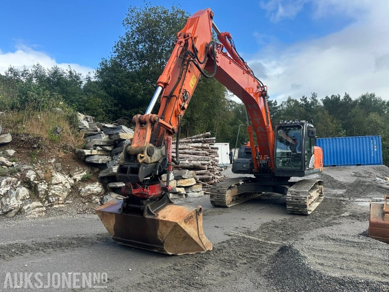 2014 Hitachi ZX250LC-5B Gravemaskin - 10741 Timer - Tiltrotator - Sentralsmøring - Bunkringspumpe - GPS - 2 Skuffer - Bager: slika 2014 Hitachi ZX250LC-5B Gravemaskin - 10741 Timer - Tiltrotator - Sentralsmøring - Bunkringspumpe - GPS - 2 Skuffer - Bager 2014 Hitachi ZX250LC-5B Gravemaskin - 10741 Timer - Tiltrotator - Sentralsmøring - Bunkringspumpe - GPS - 2 Skuffer - Bager: slika 2014 Hitachi ZX250LC-5B Gravemaskin - 10741 Timer - Tiltrotator - Sentralsmøring - Bunkringspumpe - GPS - 2 Skuffer - Bager