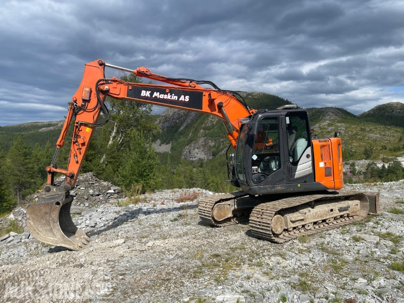 2015 Hitachi Zaxis 135US-5B-Leveres med graveskuffe+pusseskuffe og Rototilt - Bager: slika 2015 Hitachi Zaxis 135US-5B-Leveres med graveskuffe+pusseskuffe og Rototilt - Bager 2015 Hitachi Zaxis 135US-5B-Leveres med graveskuffe+pusseskuffe og Rototilt - Bager: slika 2015 Hitachi Zaxis 135US-5B-Leveres med graveskuffe+pusseskuffe og Rototilt - Bager