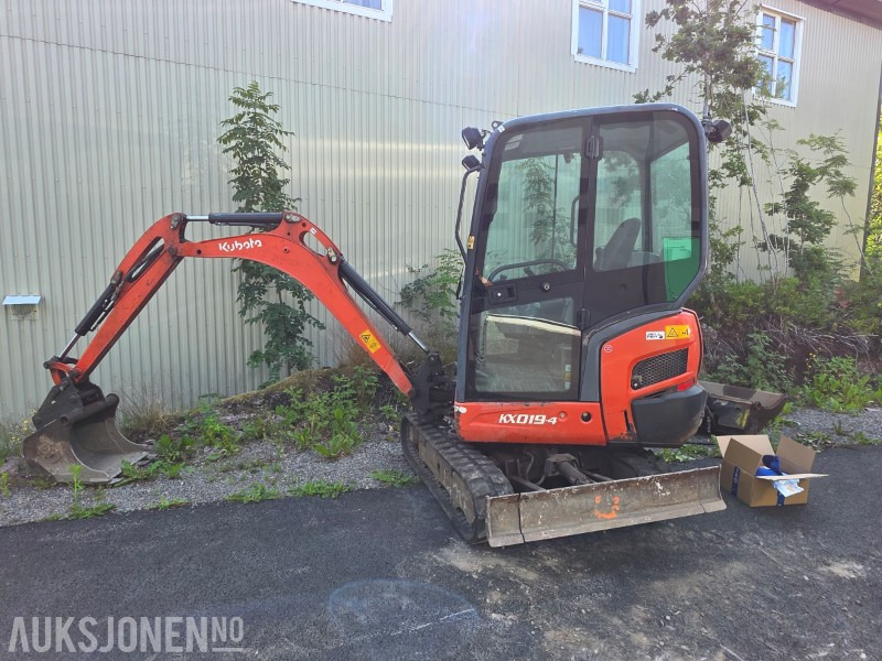 2015 Kubota KX019-4 Minigraver med grave og pusseskuff - Mini bager: slika 2015 Kubota KX019-4 Minigraver med grave og pusseskuff - Mini bager 2015 Kubota KX019-4 Minigraver med grave og pusseskuff - Mini bager: slika 2015 Kubota KX019-4 Minigraver med grave og pusseskuff - Mini bager