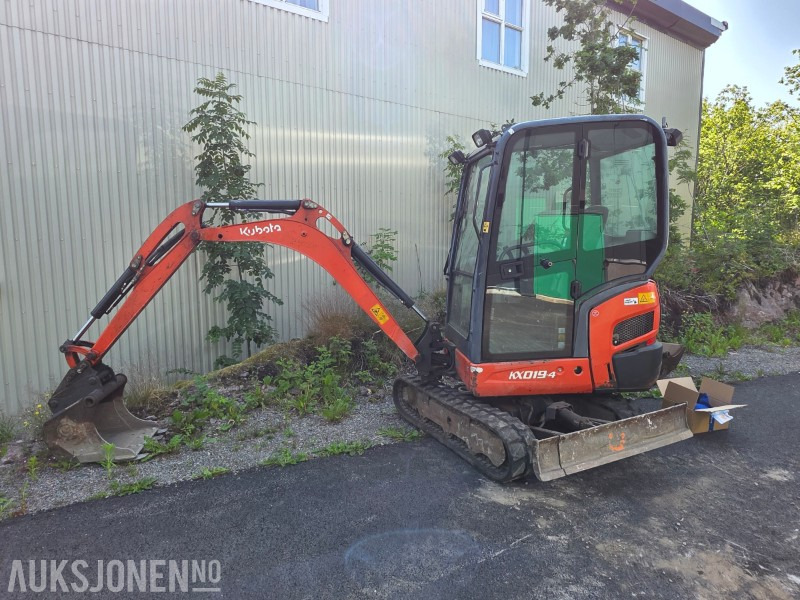 2015 Kubota KX019-4 Minigraver med grave og pusseskuff - Mini bager: slika 2015 Kubota KX019-4 Minigraver med grave og pusseskuff - Mini bager 2015 Kubota KX019-4 Minigraver med grave og pusseskuff - Mini bager: slika 2015 Kubota KX019-4 Minigraver med grave og pusseskuff - Mini bager