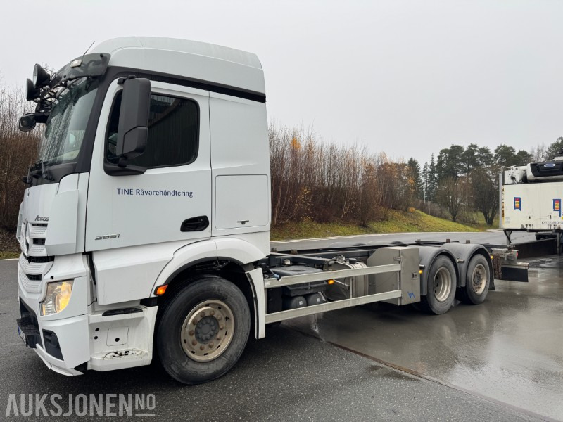 2015 Mercedes-Benz Actros container chassis LAV KM - Transporter kontejnera/ Kamion s izmjenjivim sanducima: slika 2015 Mercedes-Benz Actros container chassis LAV KM - Transporter kontejnera/ Kamion s izmjenjivim sanducima 2015 Mercedes-Benz Actros container chassis LAV KM - Transporter kontejnera/ Kamion s izmjenjivim sanducima: slika 2015 Mercedes-Benz Actros container chassis LAV KM - Transporter kontejnera/ Kamion s izmjenjivim sanducima