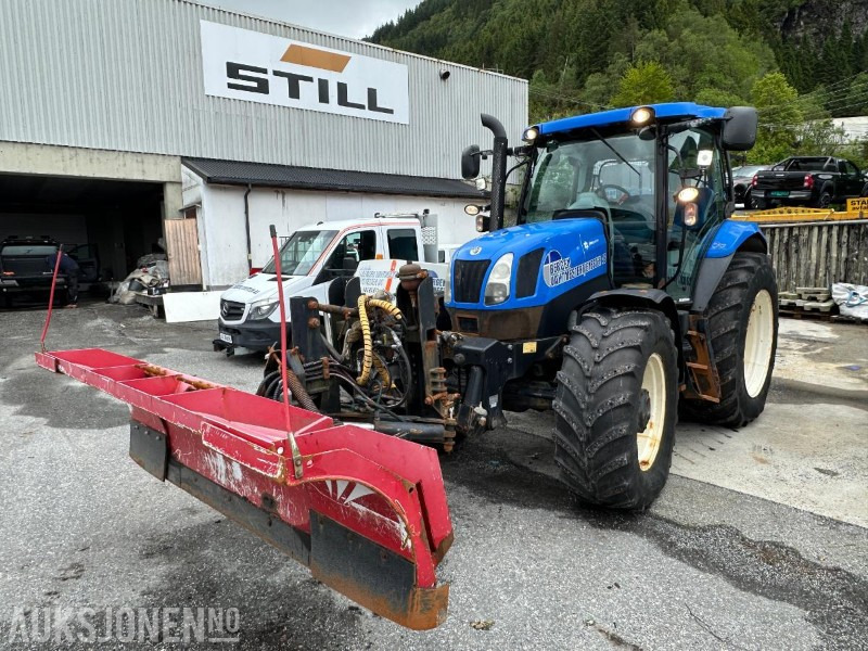 2015 New Holland T6.140 m/snøplog og strøkasse, 1789 timer - Traktor: slika 2015 New Holland T6.140 m/snøplog og strøkasse, 1789 timer - Traktor 2015 New Holland T6.140 m/snøplog og strøkasse, 1789 timer - Traktor: slika 2015 New Holland T6.140 m/snøplog og strøkasse, 1789 timer - Traktor