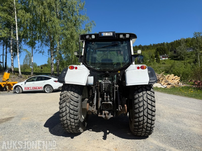 2015 Valtra N163 Unlimited Edition traktor - Hyttefjæring - 4 dobbelt virkende uttak - front PTO - 2 seter - Servicehistorikk - Traktor: slika 2015 Valtra N163 Unlimited Edition traktor - Hyttefjæring - 4 dobbelt virkende uttak - front PTO - 2 seter - Servicehistorikk - Traktor 2015 Valtra N163 Unlimited Edition traktor - Hyttefjæring - 4 dobbelt virkende uttak - front PTO - 2 seter - Servicehistorikk - Traktor: slika 2015 Valtra N163 Unlimited Edition traktor - Hyttefjæring - 4 dobbelt virkende uttak - front PTO - 2 seter - Servicehistorikk - Traktor