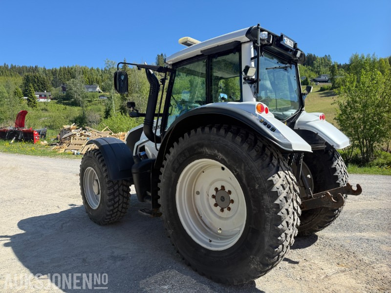 2015 Valtra N163 Unlimited Edition traktor - Hyttefjæring - 4 dobbelt virkende uttak - front PTO - 2 seter - Servicehistorikk - Traktor: slika 2015 Valtra N163 Unlimited Edition traktor - Hyttefjæring - 4 dobbelt virkende uttak - front PTO - 2 seter - Servicehistorikk - Traktor 2015 Valtra N163 Unlimited Edition traktor - Hyttefjæring - 4 dobbelt virkende uttak - front PTO - 2 seter - Servicehistorikk - Traktor: slika 2015 Valtra N163 Unlimited Edition traktor - Hyttefjæring - 4 dobbelt virkende uttak - front PTO - 2 seter - Servicehistorikk - Traktor