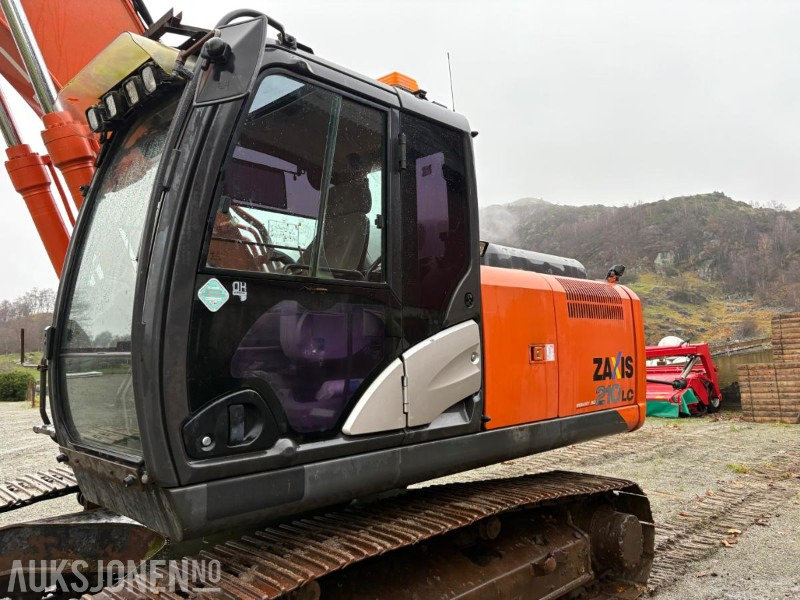 2016 Hitachi ZX210LC-5B med Engcon tiltrotator, planeringsskuffe og Gjerstad graveskuff - Bager: slika 2016 Hitachi ZX210LC-5B med Engcon tiltrotator, planeringsskuffe og Gjerstad graveskuff - Bager 2016 Hitachi ZX210LC-5B med Engcon tiltrotator, planeringsskuffe og Gjerstad graveskuff - Bager: slika 2016 Hitachi ZX210LC-5B med Engcon tiltrotator, planeringsskuffe og Gjerstad graveskuff - Bager