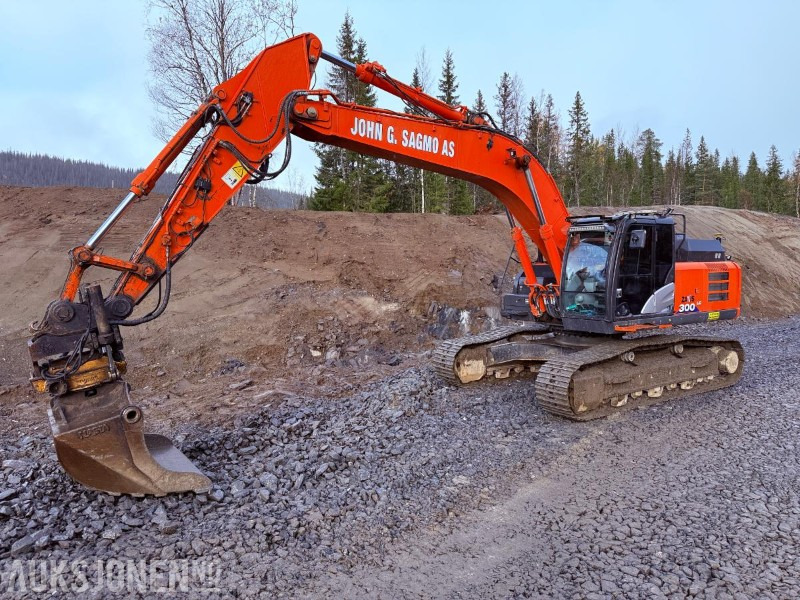 2016 Hitachi ZX300LC-6 Beltegraver - Sentralsmøring, GPS, Engcon tiltrotator og 2 skuffer - Bager: slika 2016 Hitachi ZX300LC-6 Beltegraver - Sentralsmøring, GPS, Engcon tiltrotator og 2 skuffer - Bager 2016 Hitachi ZX300LC-6 Beltegraver - Sentralsmøring, GPS, Engcon tiltrotator og 2 skuffer - Bager: slika 2016 Hitachi ZX300LC-6 Beltegraver - Sentralsmøring, GPS, Engcon tiltrotator og 2 skuffer - Bager